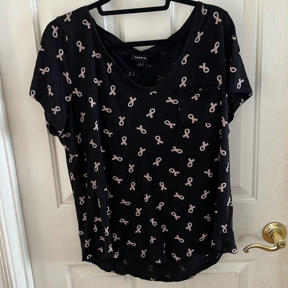 Torrid front pocket breast cancer awareness graphic tee. Size 2